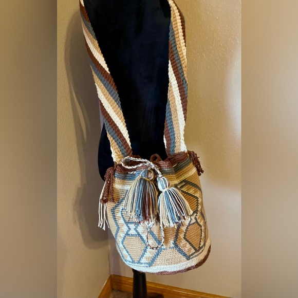 Authentic handwoven Colombian Mochila made by the Wayuu tribe in La Guajira. - Picture 2 of 5